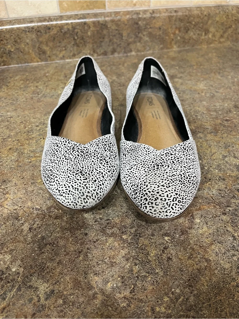 TOMS Julie White Leopard Animal Print Flats Women’s Size 8 Slip On Shoes